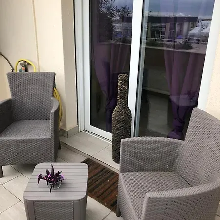 -frontline- Large, 1st Floor Modern Apartment-puerto Paraiso *